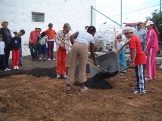 Rescate del cultivo de la cochinilla - Nios realizando la experiencia