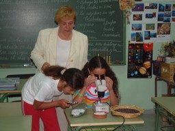 Rescate del cultivo de la cochinilla - Chana Perera con los nios en clase