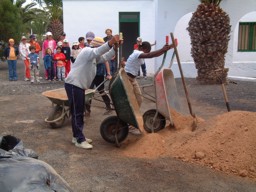 Rescate del cultivo de la cochinilla - Nios preparando la huerta